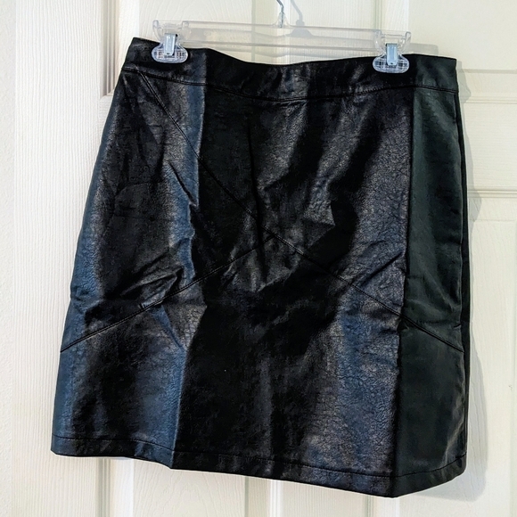 NWOT Black Mini Skirt Faux Leather. Size Large. Cute! - Picture 3 of 6